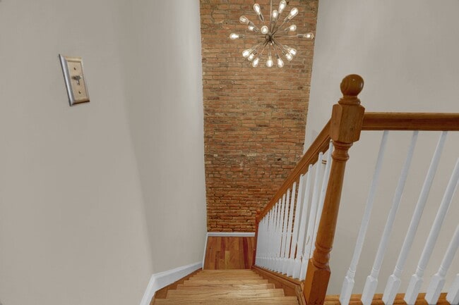 Building Photo - Chic City Living at 2308 E Fairmont Ave!