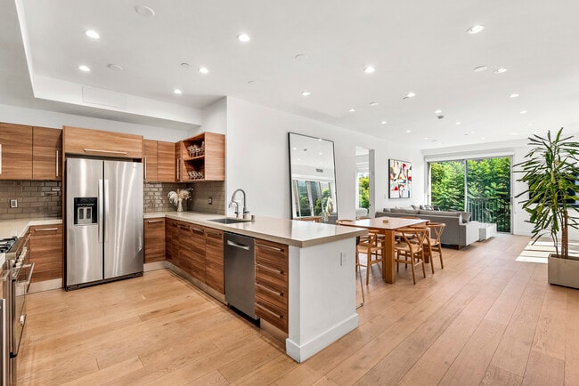 Building Photo - 855 N Croft Ave