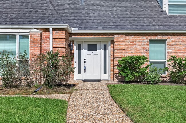 Building Photo - 919 Longview Dr