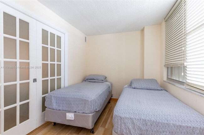 Building Photo - 6039 Collins Ave