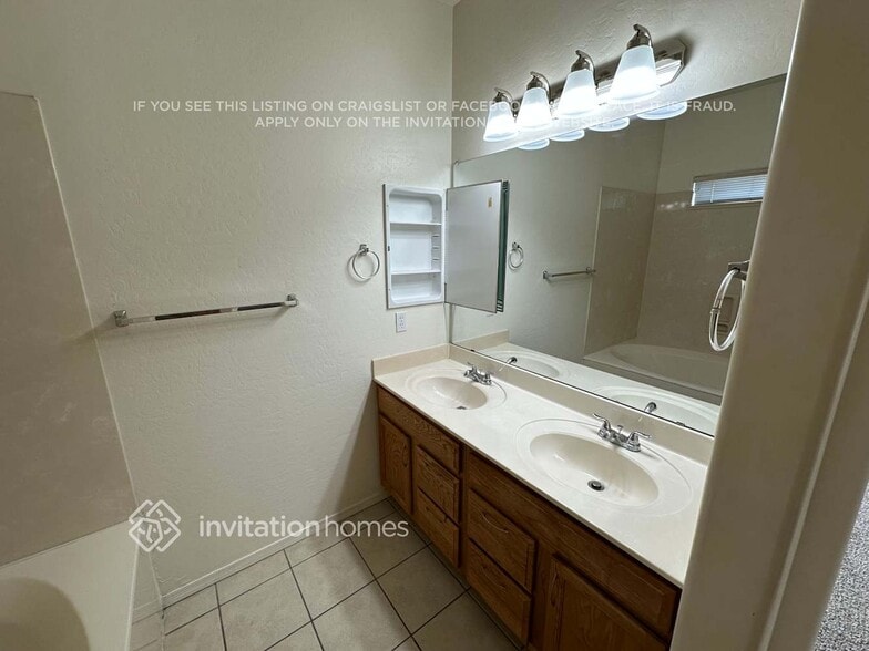 Building Photo - 2213 W Carolina Dr