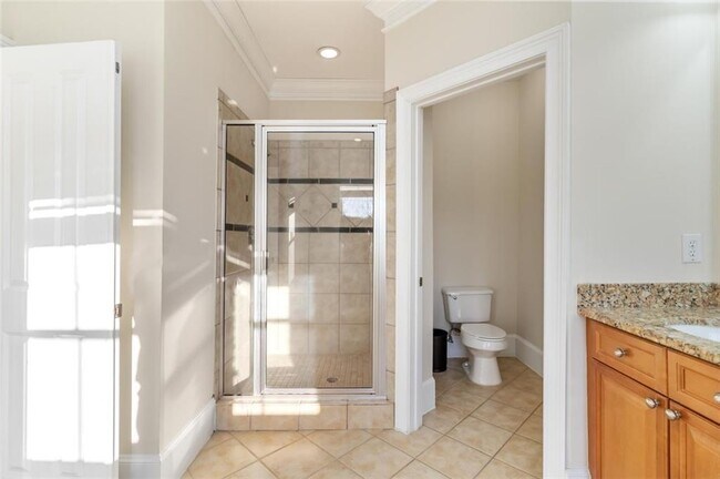 Building Photo - 5460 Glenridge View NE