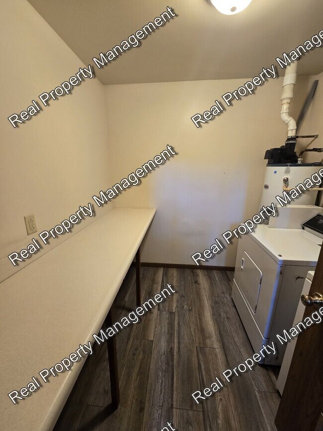 Building Photo - Updated Four Bedroom