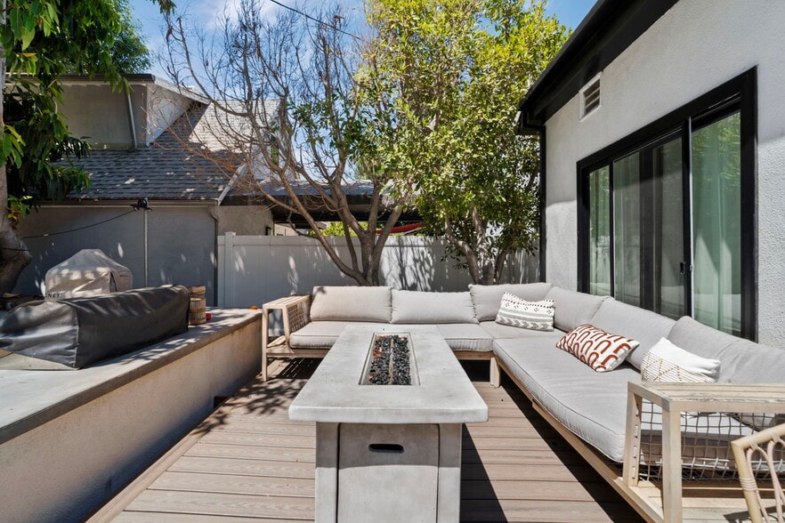 firepit - 11038 Blix St