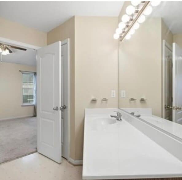 Master room bathroom - 682 Windbrook Cir