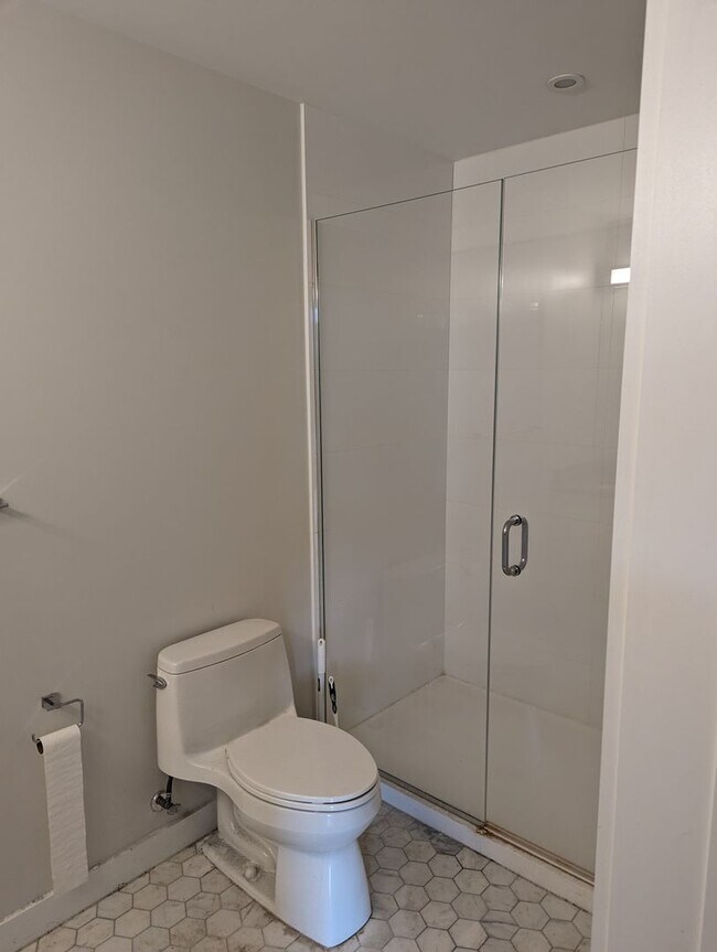 Building Photo - Brighton luxury 2 bedroom 2 bath with parking for January 1