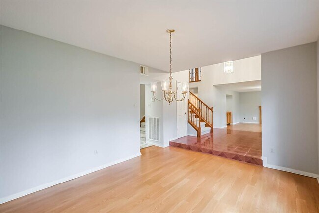 Building Photo - 10218 Hedge Way Dr