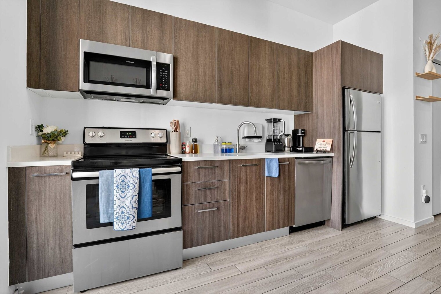 Building Photo - 404 NE 2nd Ave