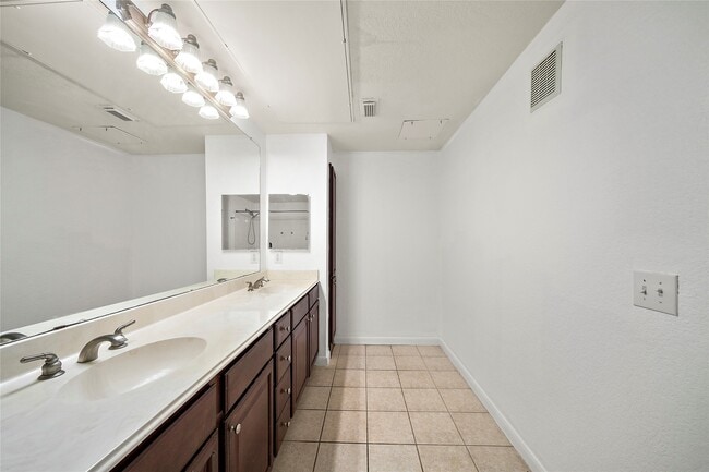 Building Photo - 7575 Kirby Dr