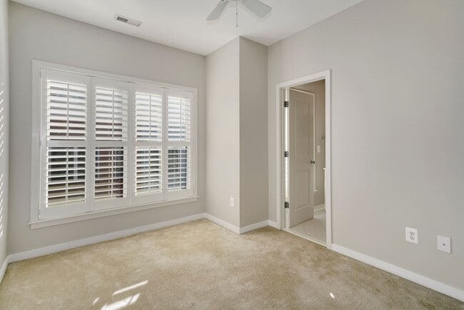 Building Photo - Charming 3 bedroom 3.5 Bathroom Row Home
