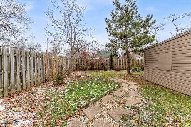 Building Photo - 25731 Farringdon Ave