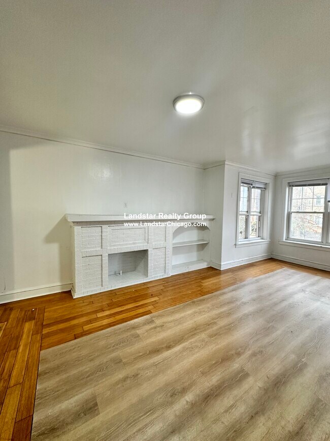 Building Photo - 6304 N Oakley Ave