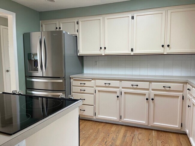 Building Photo - SPACIOUS 4 Bed/3 Full Bath Home in West Linn