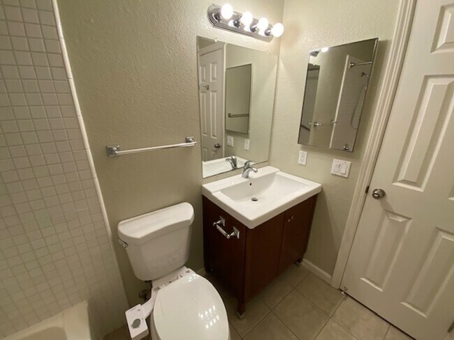 Building Photo - Light and Bright Monterey Condo!