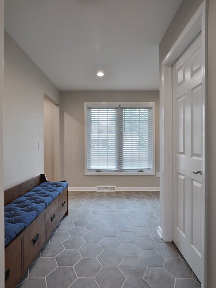 Building Photo - 7002 Wethersfield Pl