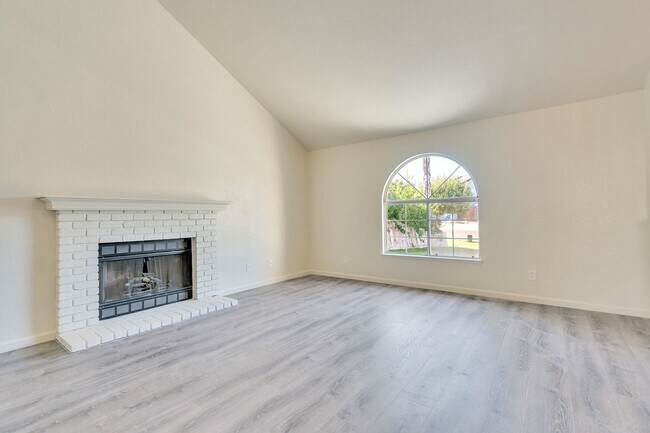 Building Photo - BEAUTIFUL 4 BEDROOM HOME WITH SWIMMING POOL!