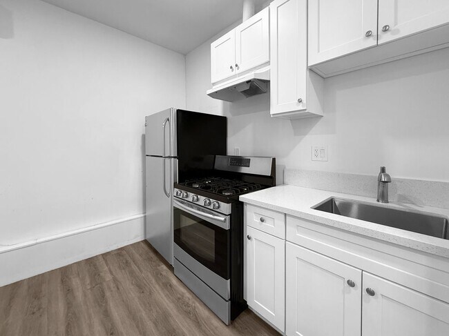 Building Photo - 442 Lightcap St