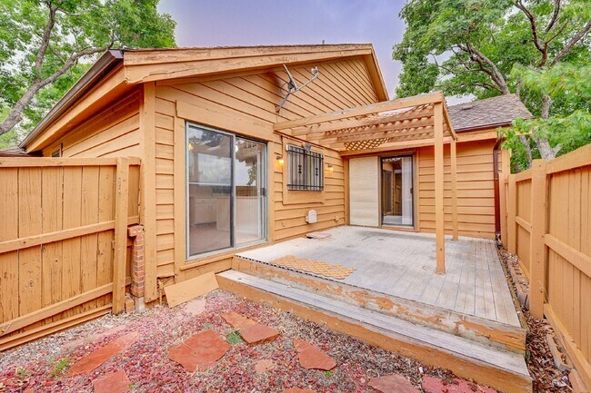Building Photo - $2,495 2 Bed, 2 Bath Townhome in Aurora wi...