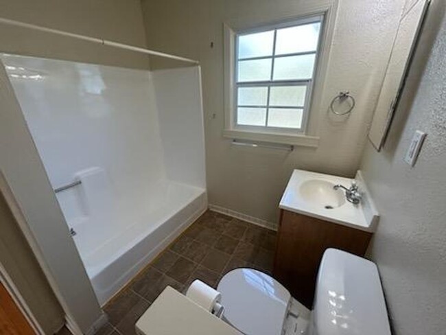 Building Photo - NEW PRICE REDUCTION: House 2bd 1ba- yard, ...