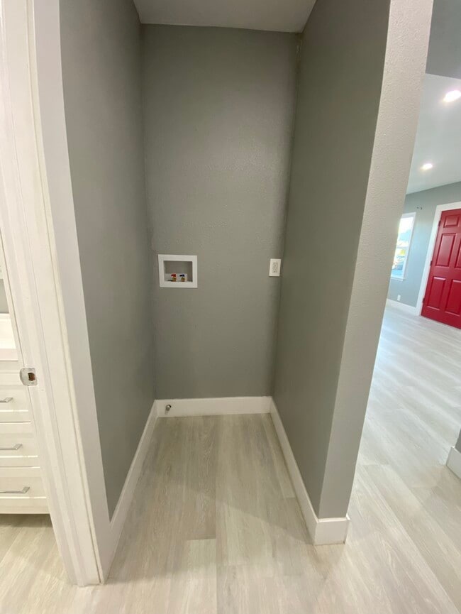 Washer / Gas dryer Hookup - 520 W Almond St