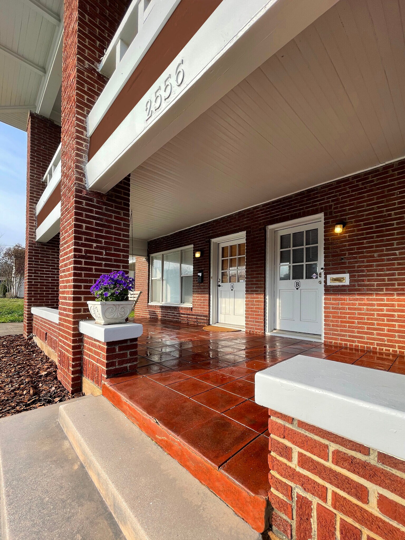 Building Photo - 2556 S University Dr