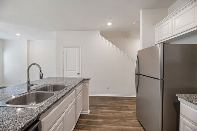 Building Photo - AVAILABLE NOW! 3 BEDROOM TRIPLEX LOCATED IN BONHAM, TEXAS!