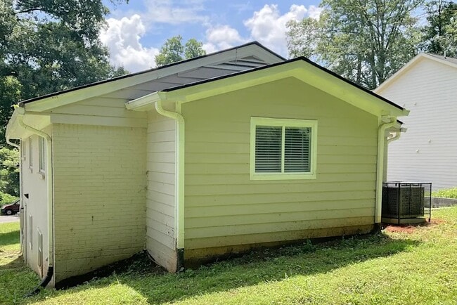 Building Photo - 2122 Nichols Ln