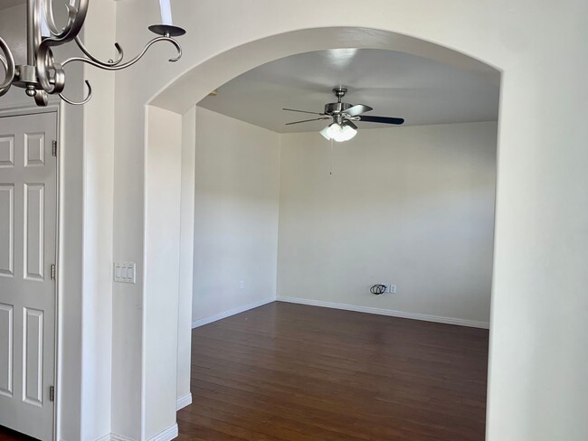 Building Photo - Riverton Townhome with Large Floorplan