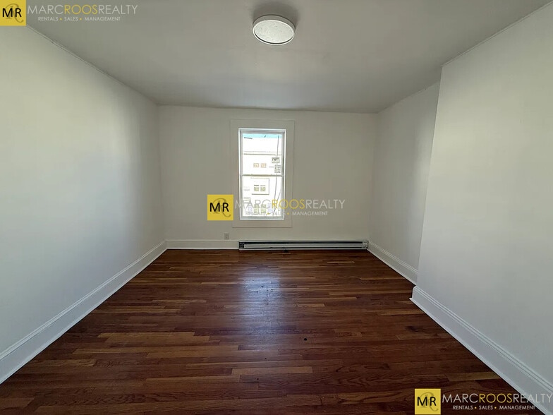 Building Photo - 682 Parker St