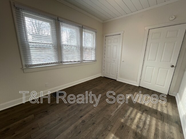 Building Photo - 5956 E Beechwood Ave