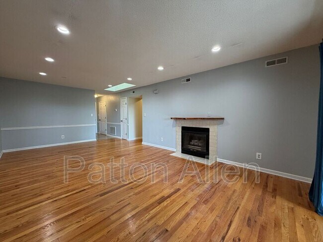 Building Photo - 1304 Abbey Cir
