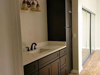 Building Photo - Beautiful, open and airy 1 large bedroom centrally located in the South Coast Metro area