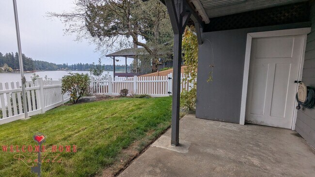 Building Photo - Huge waterfront home, fully furnished, boa...