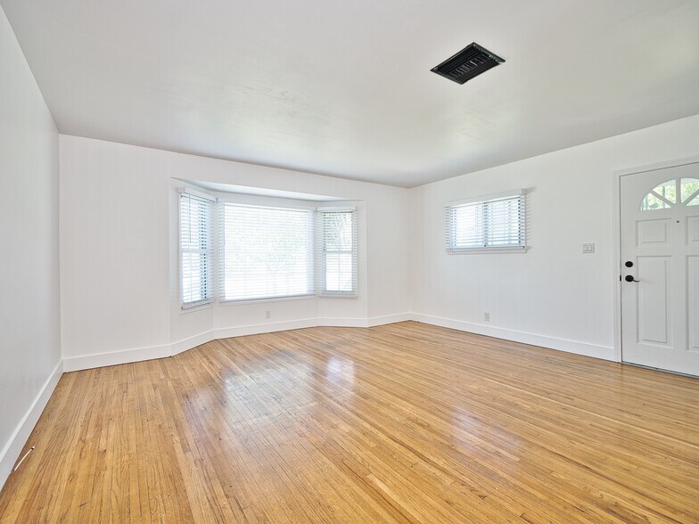 Building Photo - 6153 N Clybourn Ave