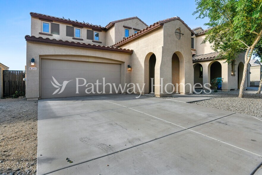 Building Photo - 2451 W Parkway Dr