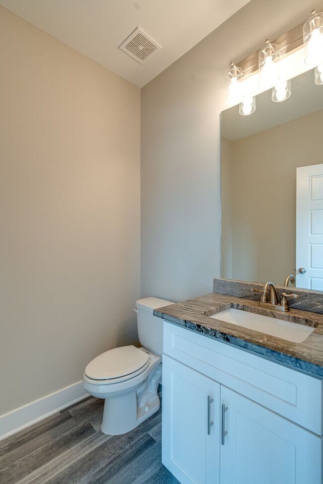 Building Photo - AVAILABLE September 1st. UPDATED 3 Bedroom...