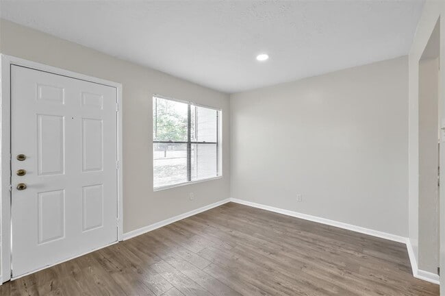 Building Photo - 900 Holly Dr