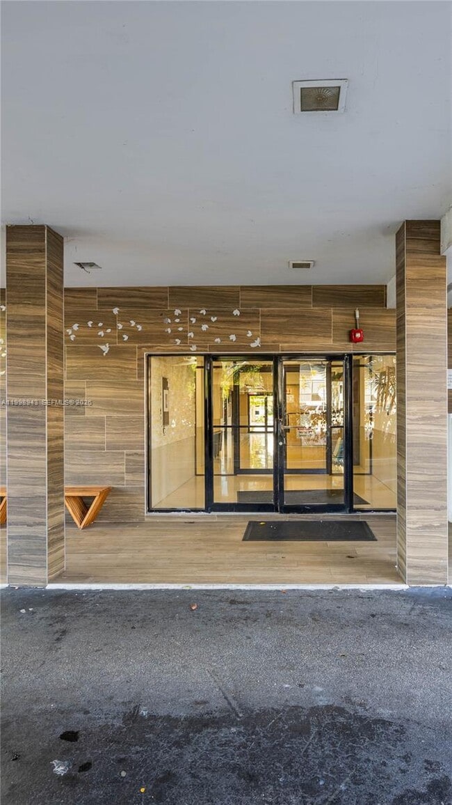 Building Photo - 4164 Inverrary Dr