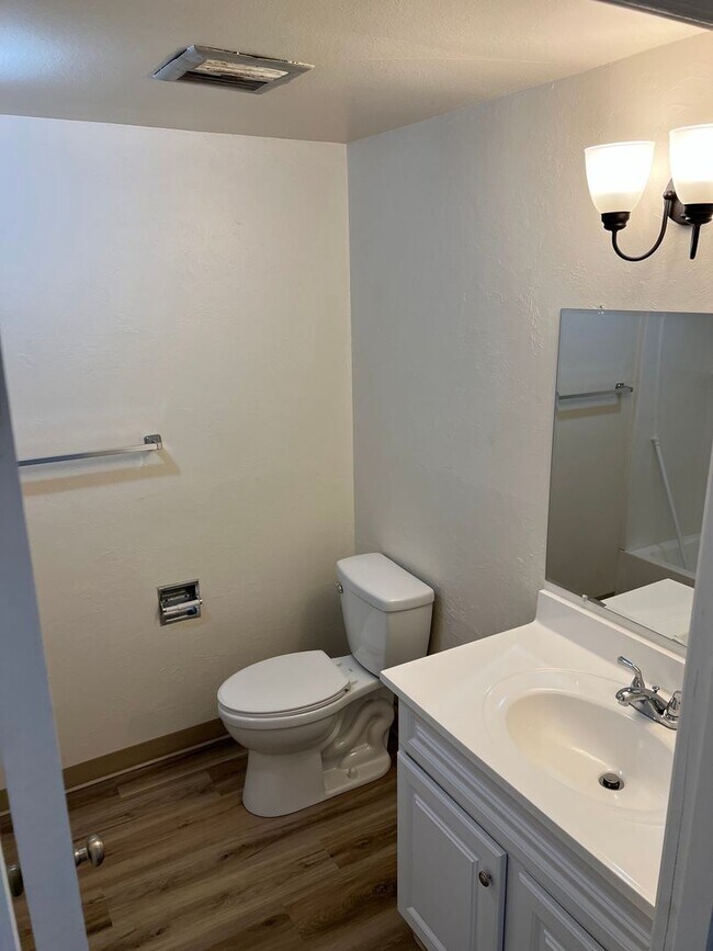 Building Photo - 2 Bedroom 1 Bathroom Duplex in Springfield