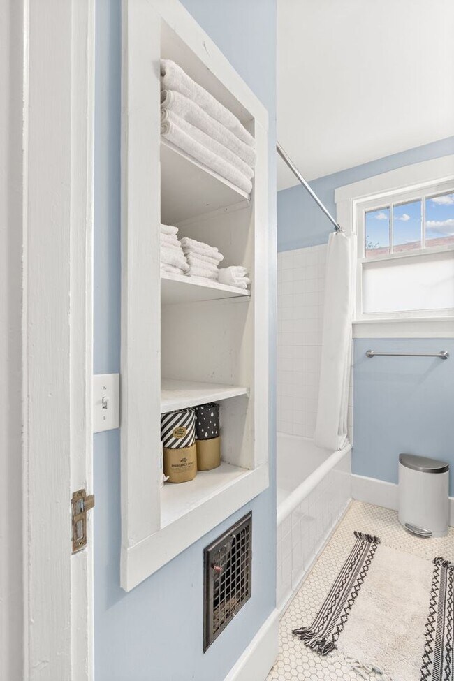 Building Photo - Walk to Hillsboro Village – 24th Ave S Gem!