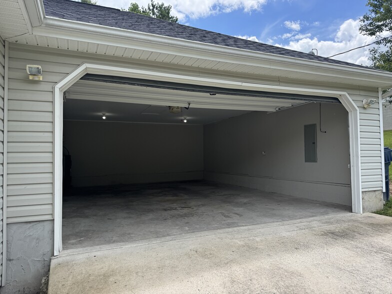 Building Photo - 216 Pinewood Dr