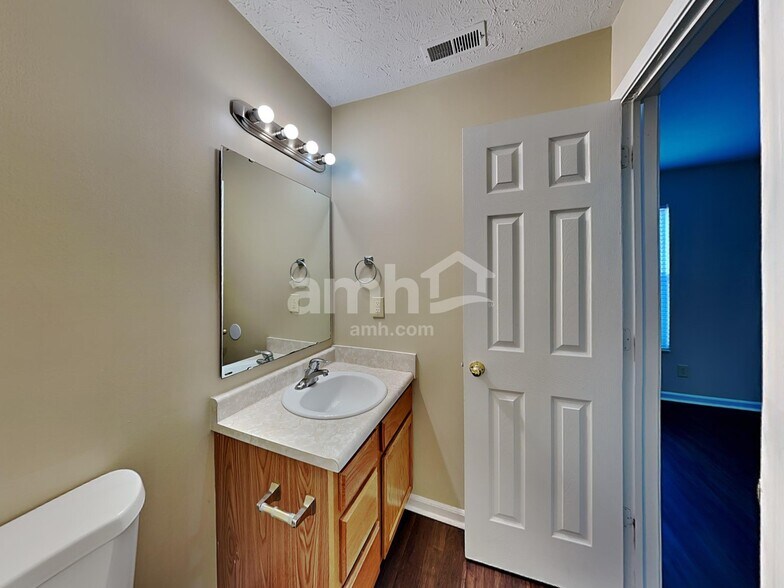 Building Photo - 7864 Fox Glen Dr