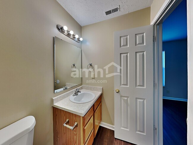 Building Photo - 7864 Fox Glen Dr