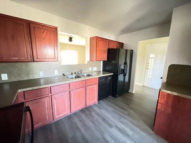 Building Photo - 360 Virtual Tour Available