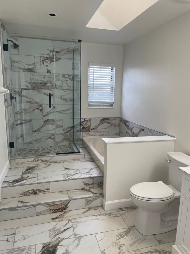 Building Photo - Beautiful 2 Bed, 1.5 Bath Townhome on the Edge of the Desirable Hill Neighborhood Available for Rent