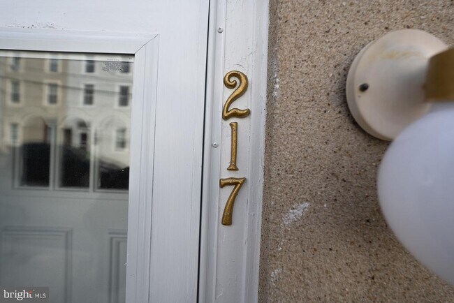 Building Photo - 217 Dupont St