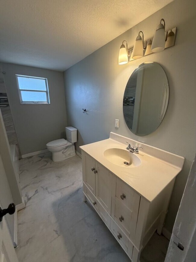 Building Photo - 702 21st Ave W