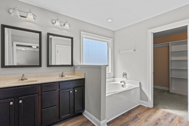 Building Photo - Spacious home in the heart of Sneads Ferry!