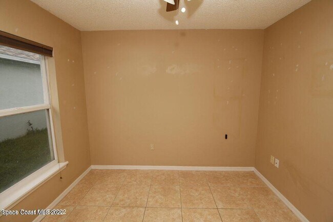 Building Photo - 2230 Redwood Cir
