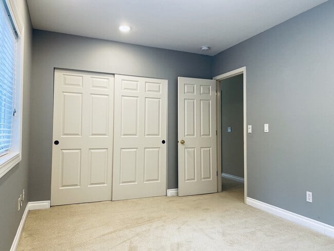 Building Photo - 5 Bedroom Craftsman - Home Great Schools - Cul-De-Sac - Pets Welcome